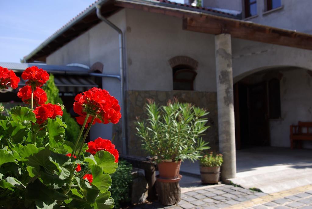 Dabasi Lovas Vendeghaz Hotel Bagian luar foto