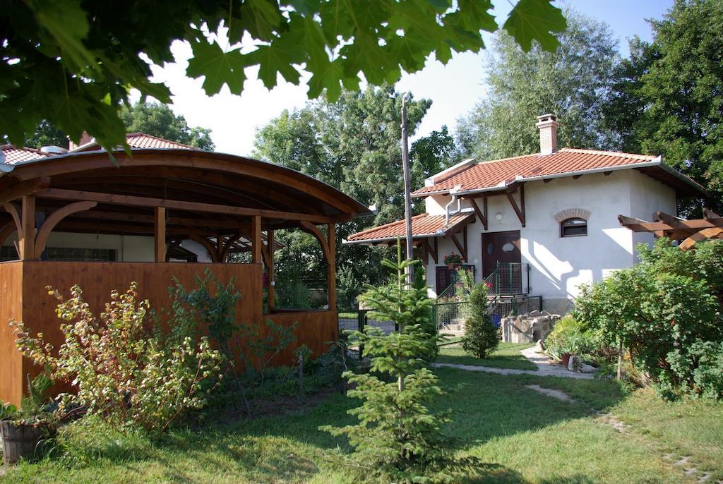 Dabasi Lovas Vendeghaz Hotel Bagian luar foto